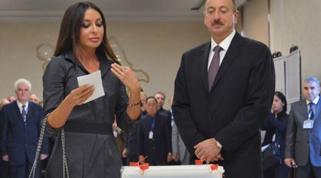 Prezident ailəsi ilə səs verdi