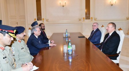 İlham Əliyev Pakistanın müdafiə sənayesi nazirinin başçılıq etdiyi nümayəndə heyətini qəbul edib