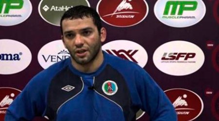 Azərbaycanlı idmançıya 200 qramlıq qızıl medal verdilər - FOTO