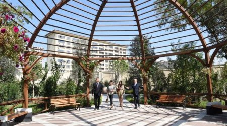 İlham Əliyev Bakının “Qızılgül bağı”nda - FOTOLAR