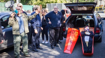 Saakaşvilinin tabutu ABŞ səfirliyinə göndərildi – VİDEO