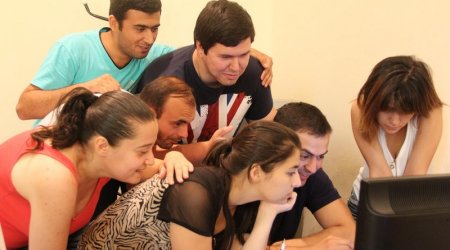 Журналист Расим Алиев с друзьями и коллегами