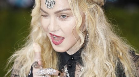 Madonna offers oral sex to Clinton voters