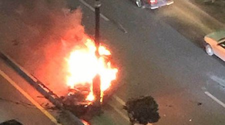 В Баку врезавшийся в столб автомобиль сгорел - ВИДЕО