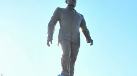 Nazarbayevə heykəl ucaldılıb