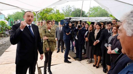 İlham Əliyev Ağdamda sakinlərlə görüşdü