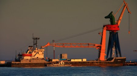 Russia plans to rent crane ship from Azerbaijan