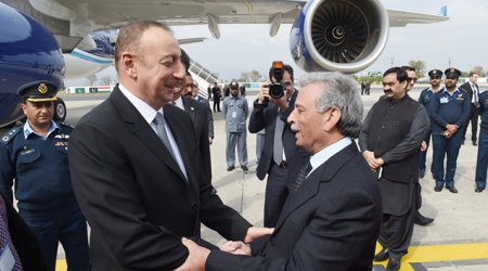 Prezident yaylım atəşiylə qarşılandı