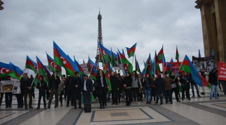 Parisdə yaşayan azərbaycanlılar: Fransada Sarkisyan kimi qatillərə yer olmamalıdır  - FOTO