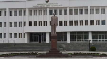 İlham Əliyev Saatlıda ulu öndər Heydər Əliyevin abidəsini ziyarət edib