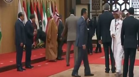 Livan prezidenti rəsmi görüşdə yıxılıb – VİDEO