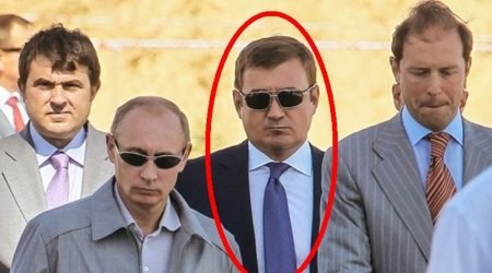 Putinin yanındakı sirli adam kimdir? 