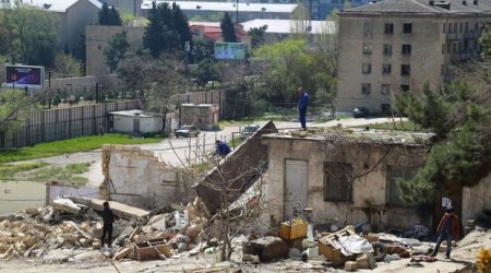 Yasamalda tikinti dayandırılan ərazidən texnika çıxarıldı – FOTO 