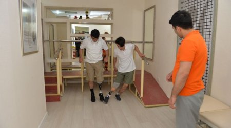 Mehriban Əliyeva yaralıları protezlə təmin etdi
