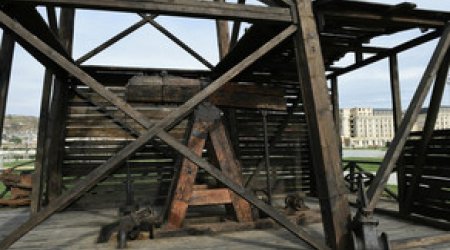 Prezident İlham Əliyev Bibiheybət mədəninin ərazisində dünyada sənaye üsulu ilə qazılmış ilk quyunun bərpadan sonrakı vəziyyəti ilə tanış olub