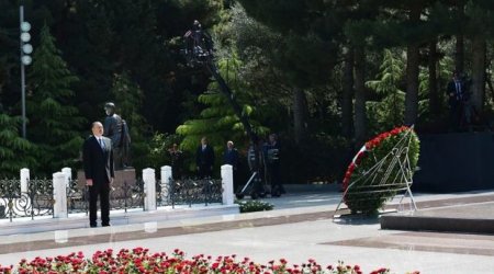 Azərbaycan Prezidenti Heydər Əliyevin məzarını ziyarət edib