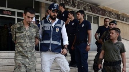 Türkiyədə orduya qarşı əməliyyat: 50 zabit tutuldu