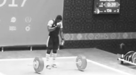 На Исламских играх в Баку штангист перекрестился  - ВИДЕО