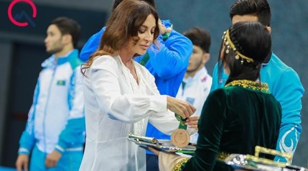 Ona qızılı Mehriban Əliyeva verdi - FOTOLAR