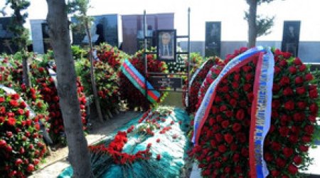 Prezident İlham Əliyev Natiq Əliyevin məzarını ziyarət edib