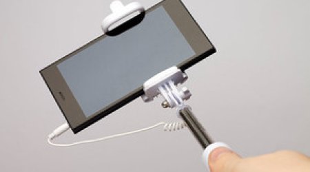 ABŞ-da selfi çəkmək istəyən qız qalereyadakı 200 min dollarlıq eksponatı qırıb - VİDEO