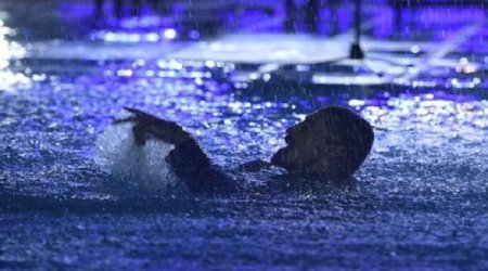 Dima Bilan Bakıda çıxış edərkən hovuza düşdü - VİDEO