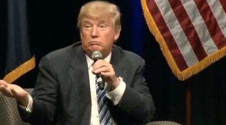 Tramp mətbuat konfransı zamanı iki jurnalist qızı qarışıq saldı – FOTOLAR