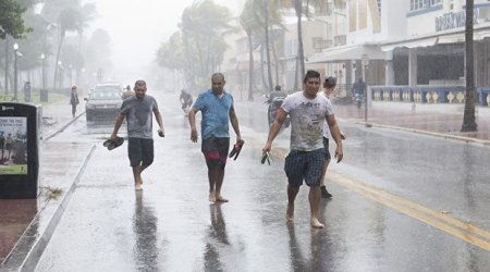 “İrma”qasırğası Floridada milyonlarla sakini elektrik enerjisiz qoydu