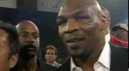 Bob Sapp rinqə cıxan Mayk Taysonun üstünə hücüm etdi - VİDEO