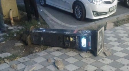 Bakıda sərxoş kişi parkomatı sındırdı - FOTO