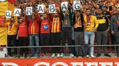 Türkiyə tribunalarında “Qarabağ” plakatı