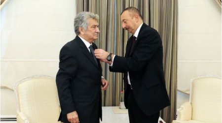 Prezident Rauf Abdullayevə “İstiqlal” ordenini təqdim etdi