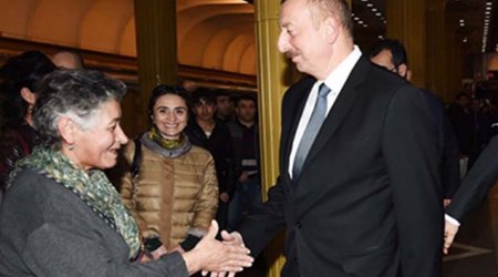 Prezident metroda sərnişinlərlə görüşdü - FOTO