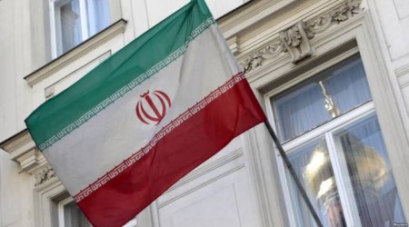 İran səfirliyində bayraqlar endirildi