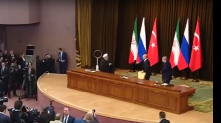 Putin Ərdoğanın oturduğu stolu yerə atdı - VİDEO