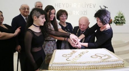 Leyla Əliyeva Ömər Eldarov üçün tort kəsdi