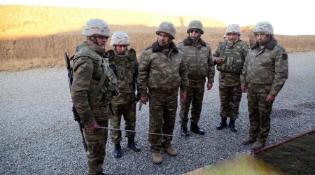 Müdafiə naziri ön xətdə