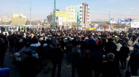 Толпа тегеранцев пыталась прорваться к резиденции аятоллы Хаменеи - ВИДЕО