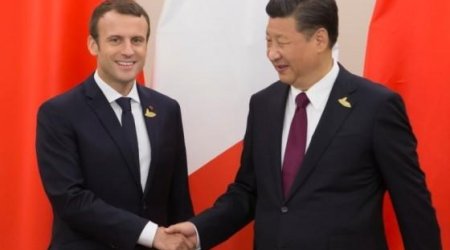 Makron Çin liderinə at hədiyyə etdi