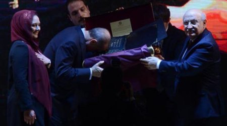 Azərbaycanlı xanım rəssamdan Ərdoğana hədiyyə