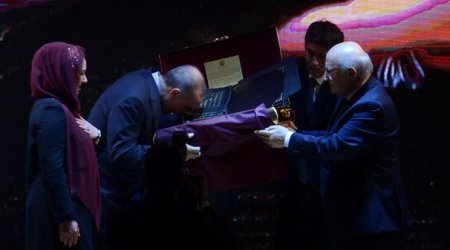 Azərbaycanlı tələbədən Ərdoğana hədiyyə