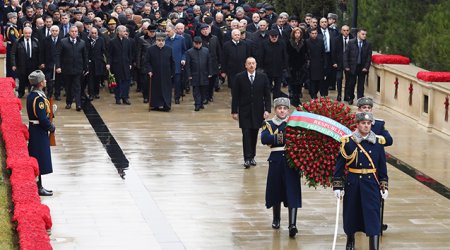 Prezident Şəhidlər Xiyabanını ziyarət edib