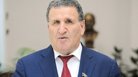 Alimlər “əsgər”i dəstəklədi