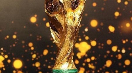 Кубок мира по футболу привезен в Азербайджан