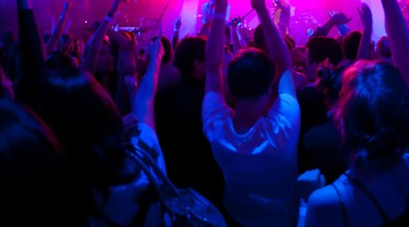 Bakıda məşhur gecə klubunda qızı döydülər