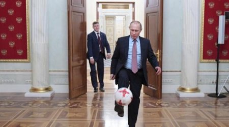 Putin Kremldə futbol oynadı VİDEO  