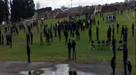 Azarkeşlər stadiona girib hakimi qovdu - VİDEO