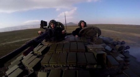Azərbaycanın tank sürən hərbçi qızları - FOTO