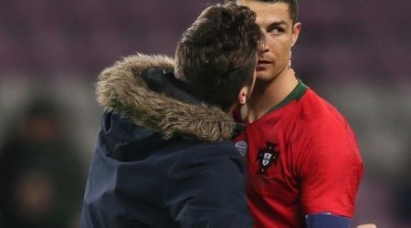 Azarkeş meydançaya çıxıb Ronaldonu öpdü – VİDEO