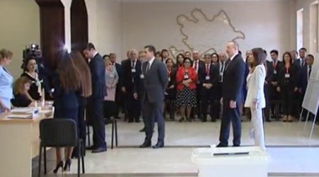 Prezident ailəsi ilə belə səs verdi - VIDEO